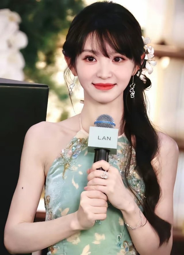 田曦薇要凭借《逐玉》火成95top花了。大饼一个接一个，《灯花笑》是千山茶客的女