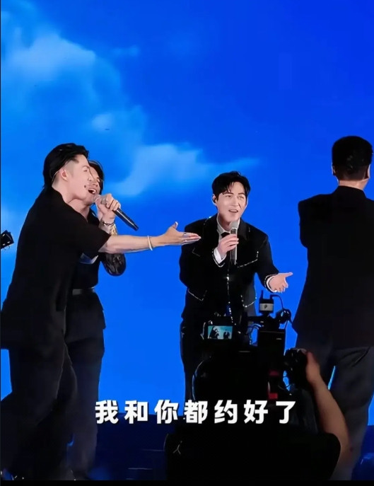 朱孝天的拧巴终于结束了！近日，F4五月天在鸟巢音乐会上再合体，他们舞台上的举