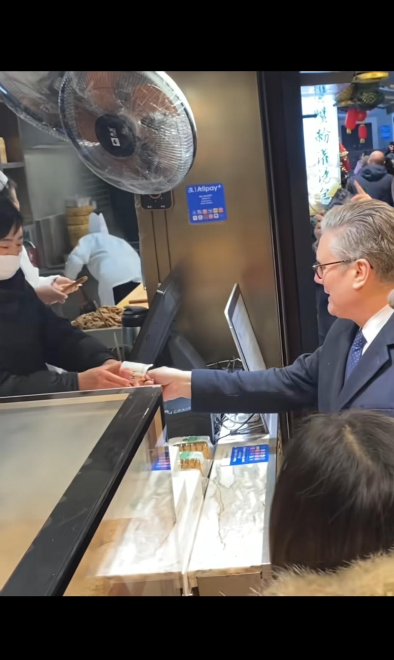 英国首相斯塔默在上海豫园买了盒蝴蝶酥，亲自递给售货员一张人民币，中国人心里想笑: