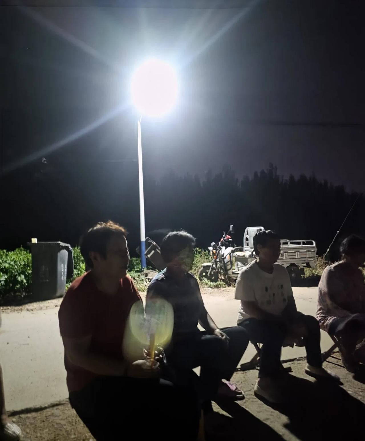 让人心酸的场景……微弱的灯光下，十几个嫂子、婶子和奶奶在认真地练习唱歌，一遍又