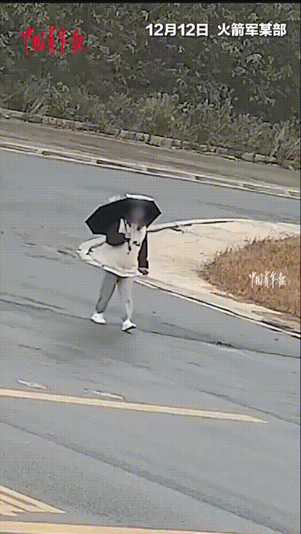 12月13日发布，火箭军某部，一女孩突然感到自己的身体好像不太对劲，立马朝着军队