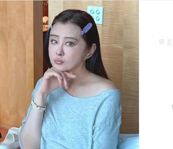 王祖贤现在是真的很缺钱了，摘下口罩画着差劲的妆容，嘟嘴卖萌拍照。不敢想这是隐居加