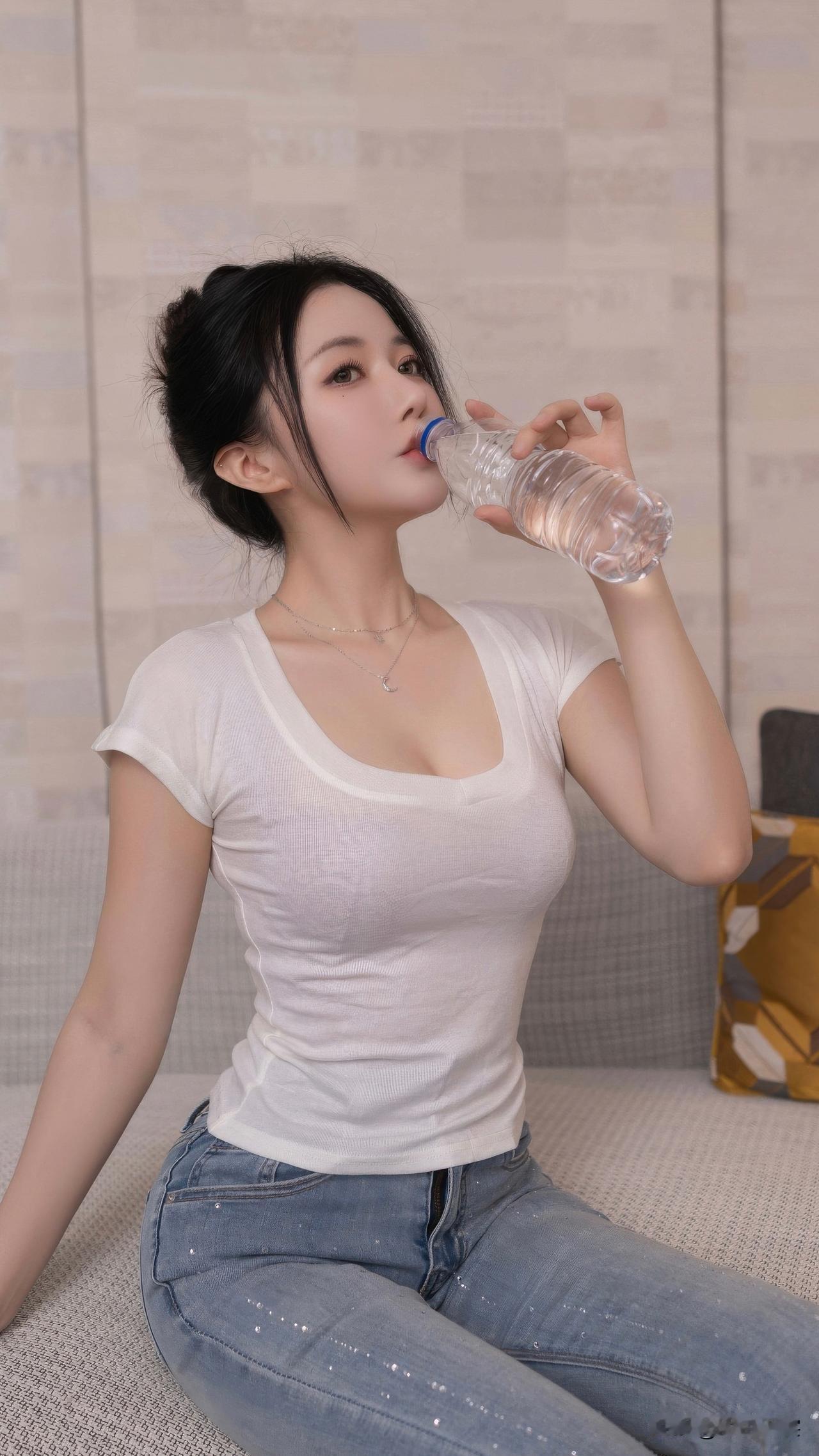 玉瓶清泉饮，心旷神怡间。什么样的女孩你看一眼就会心动美女日常清纯美女