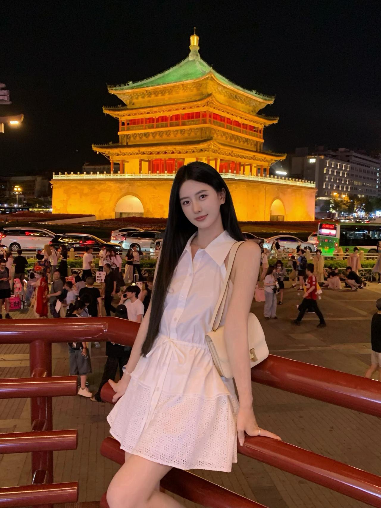 有气质的女人给人什么感觉夜幕落下，钟楼亮起暖黄灯火，长安的古韵扑面而来。置身繁华