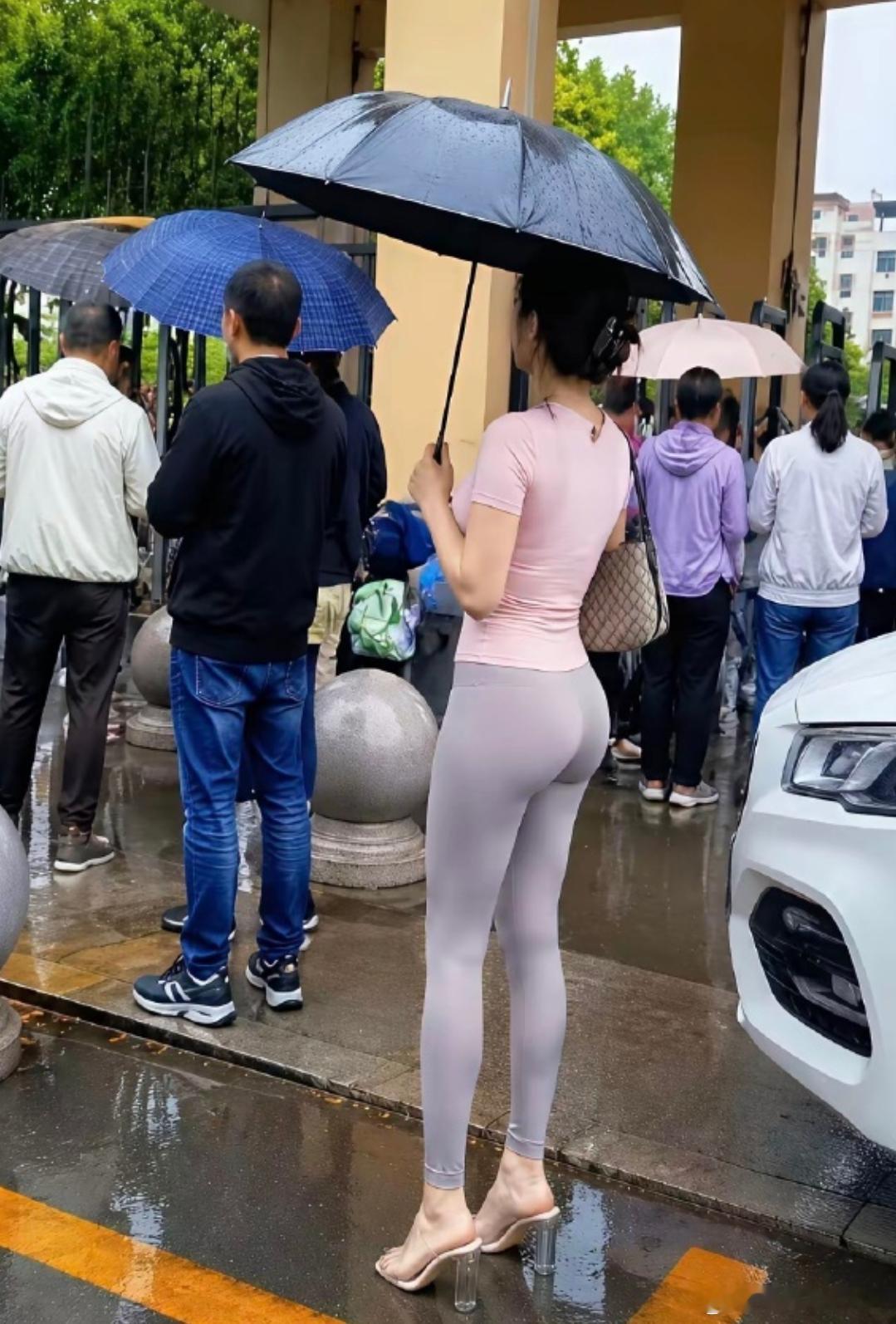 洋洋高锐”高跟鞋之恋◎雨中看着……情不自禁在车中遐……想◎她与往昔不同腰……粗了