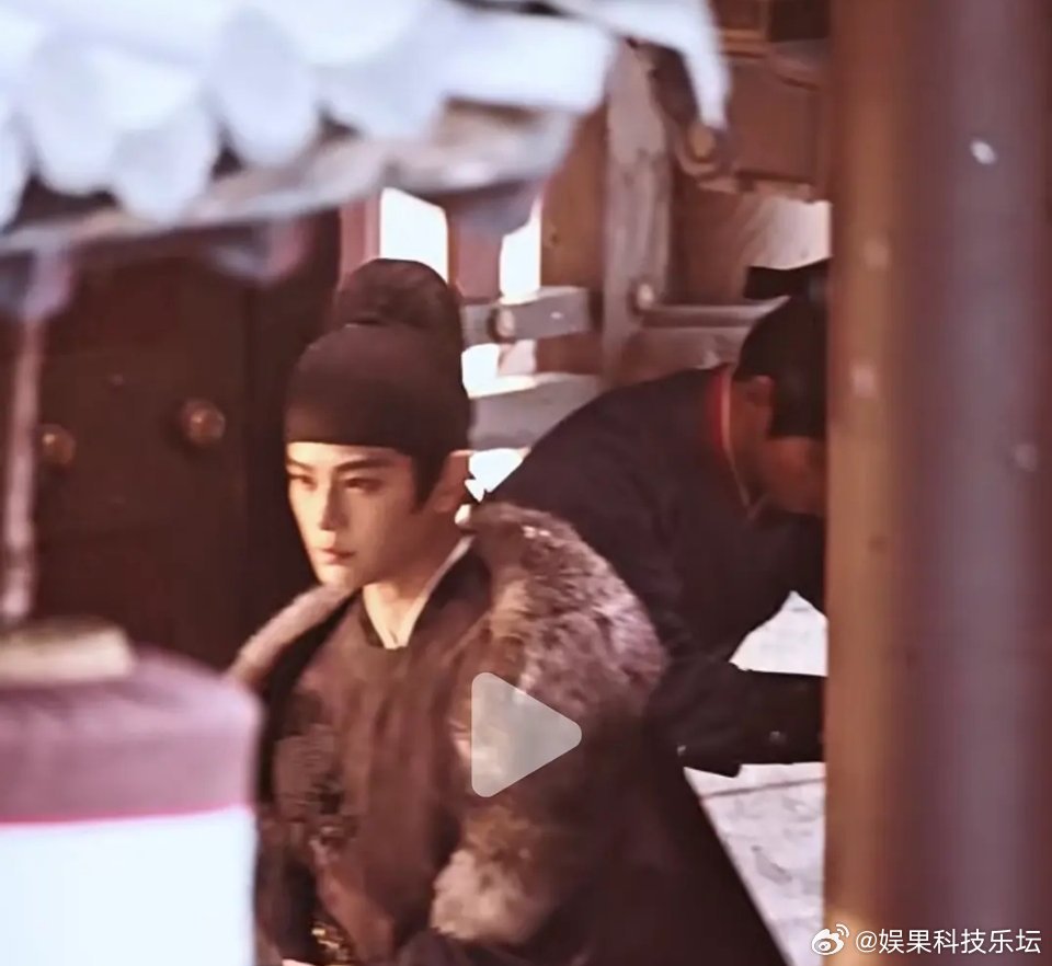 赵皑身上有帝王气，贵气在。而且走路方式和别的角色也不一样。