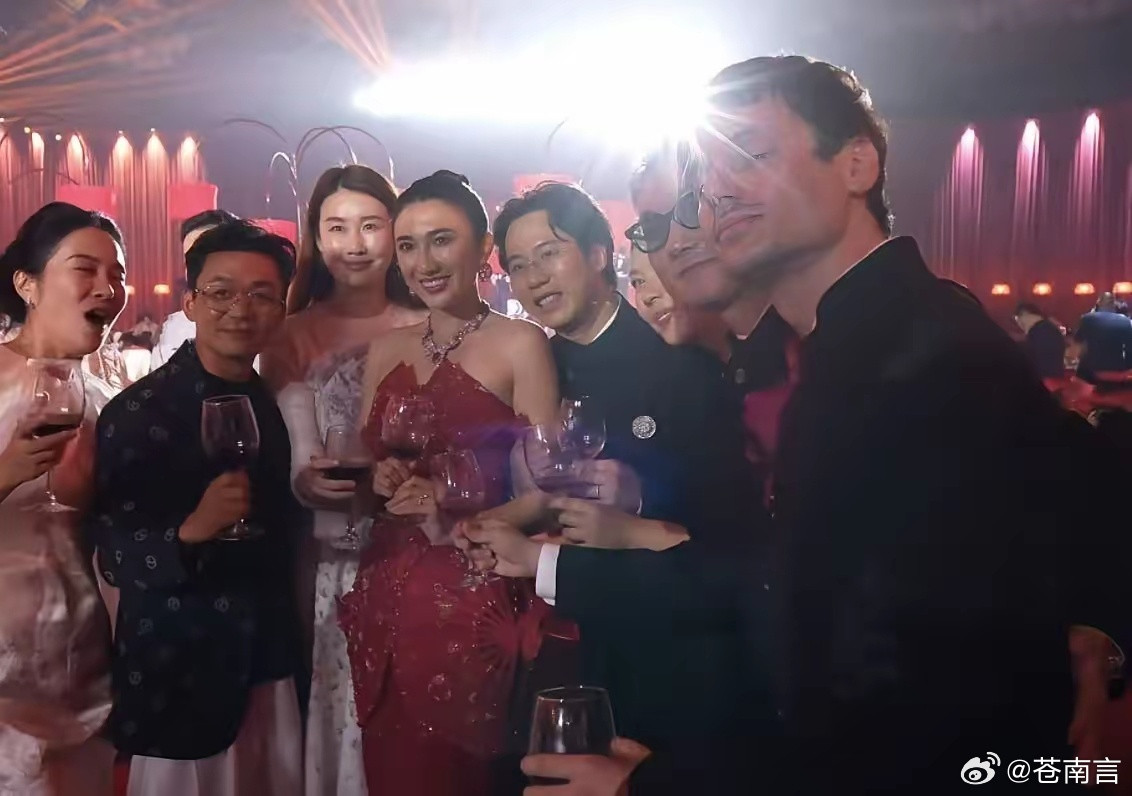 王宝强带女友参加婚礼不得不说，自从王宝强与马蓉离婚后，他的状态越来越好，人也变得
