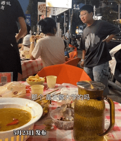 江苏苏州，一位妈妈带着上初中的儿子去家附近的烧烤店吃晚饭，落座没多久，她总觉得隔