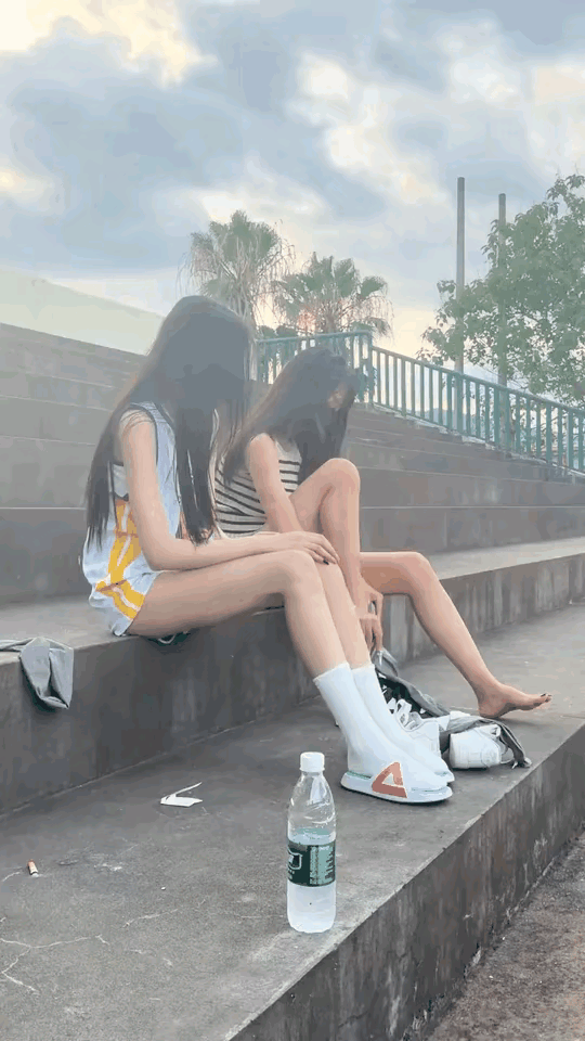 这样的女孩子，在学校里男生应该排着队在追吧。