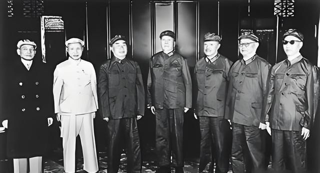 1952年，毛主席突然下了道令，把镇守全国各大区的五位“封疆大吏”全调进了北京，