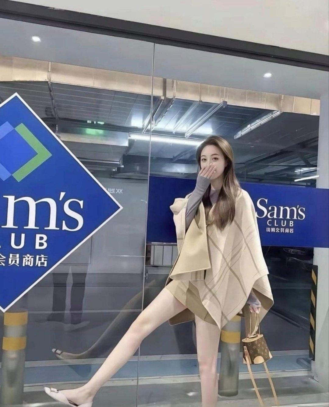 这也太好看了吧，就算是捂着嘴也没办法阻挡她那该死的魅力，这样的姑娘估计没有人不喜