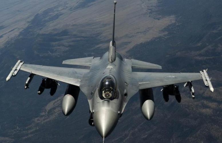 美国F-16V启程赴台，中方反手甩出王炸：你卖台1美元军火，我就往伊朗、俄罗斯乃