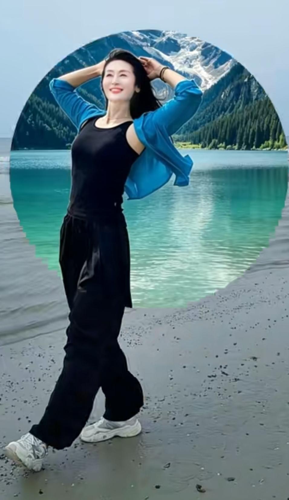 在碧蓝的湖边，享受阳光与微风，自由自在地舞动。🌊💃🌞眼前的湖水如同一面巨大