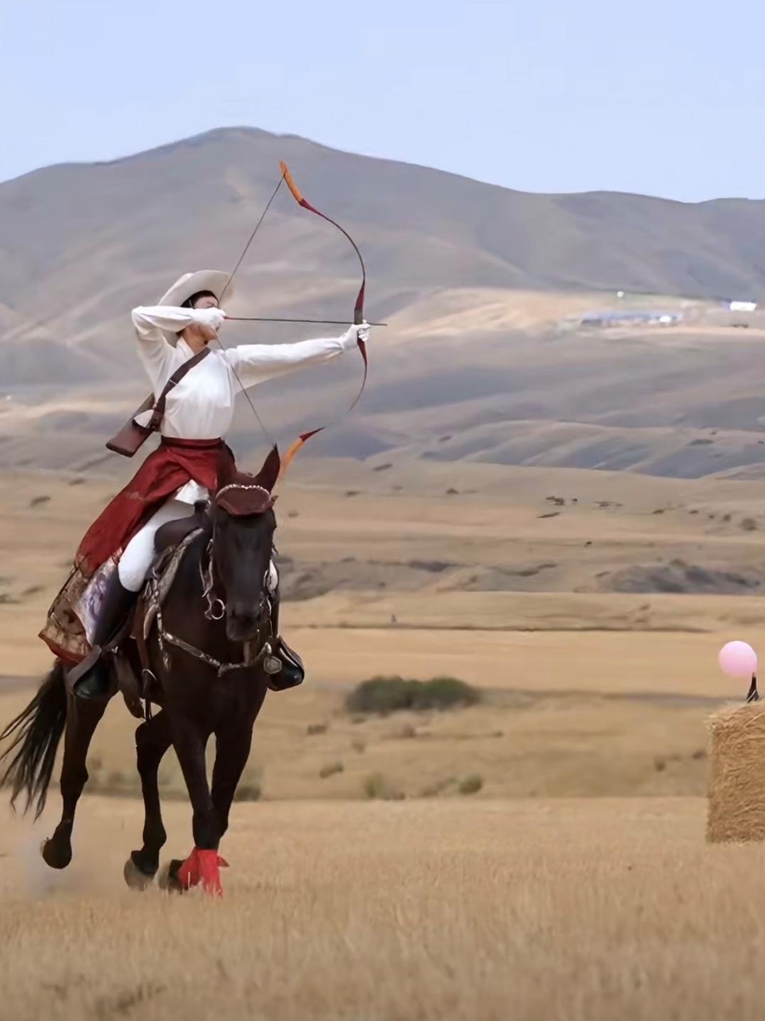 贺娇龙的“红衣策马”之所以能火出圈，关键在于它打破了公众对体制内干部的刻板印象。