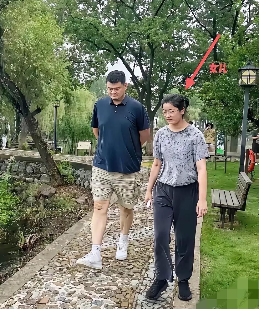 别以为姚明女儿快到他肩膀只是“高个子遗传”，这背后藏的不只是基因，更是大家容易忽