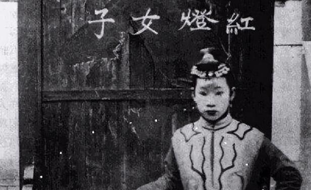 1900年，一个中国女人被八国联军关进笼子，像动物一样运到欧洲展览，这事听起来骇