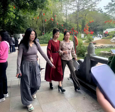 网友深圳偶遇谭松韵拍戏，好歹毒的造型，明星也扛不住！