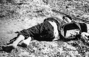 巾帼英雄赵毓政在1942年3月26日被押往刑场，鬼子宪兵队长山崎指着前方土坑，让
