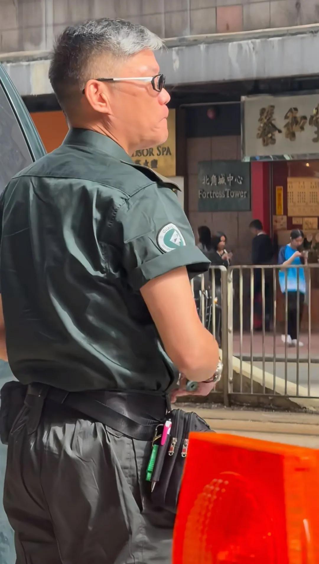 街头偶遇TVB老戏骨，非常面熟，有人认得他吗？近日，某网友在个人社交账号上分享