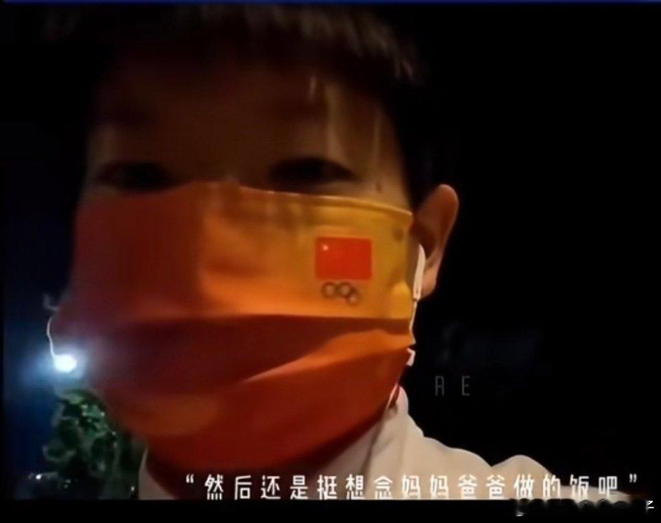 孙颖莎回老家过年可以吃爸爸妈妈做的饭了哟，小豆包也是个名副其实的吃货