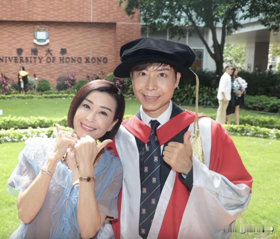 港星伍咏薇出席哥哥的毕业典礼，一大家子同框都笑得满面春风。这可是大喜事啊，伍咏薇