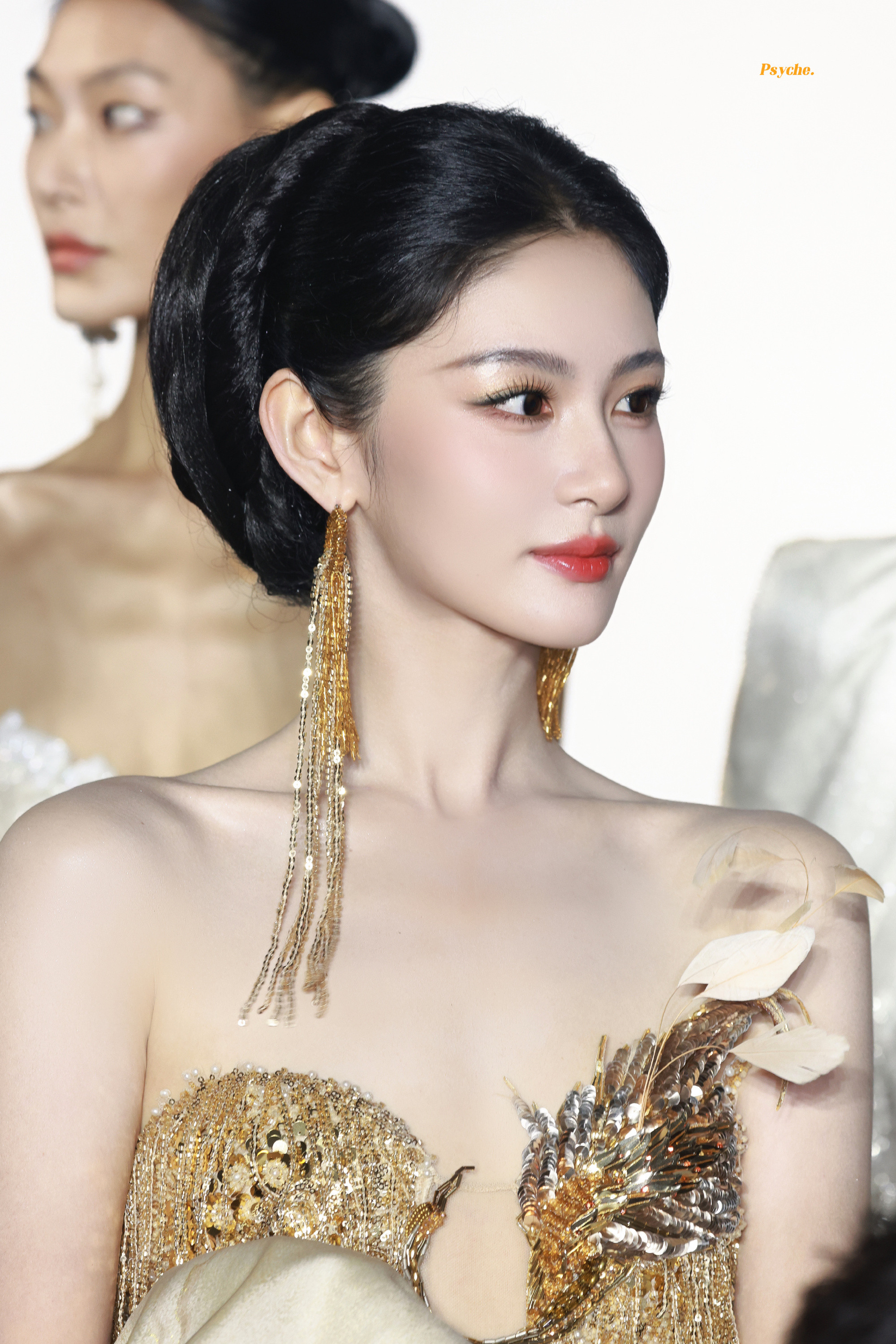 赵晴怎么美成这样了赵晴美成啥了都😖鎏金流苏长裙矜贵又有灵韵此女的