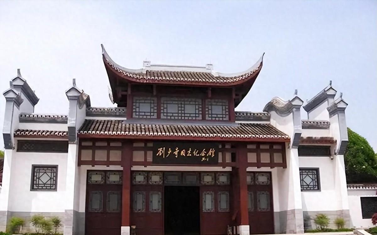1961年刘少奇带着礼品看望姐姐刘绍德，姐姐一句“我家完了到哪里找你啊”让人深思
