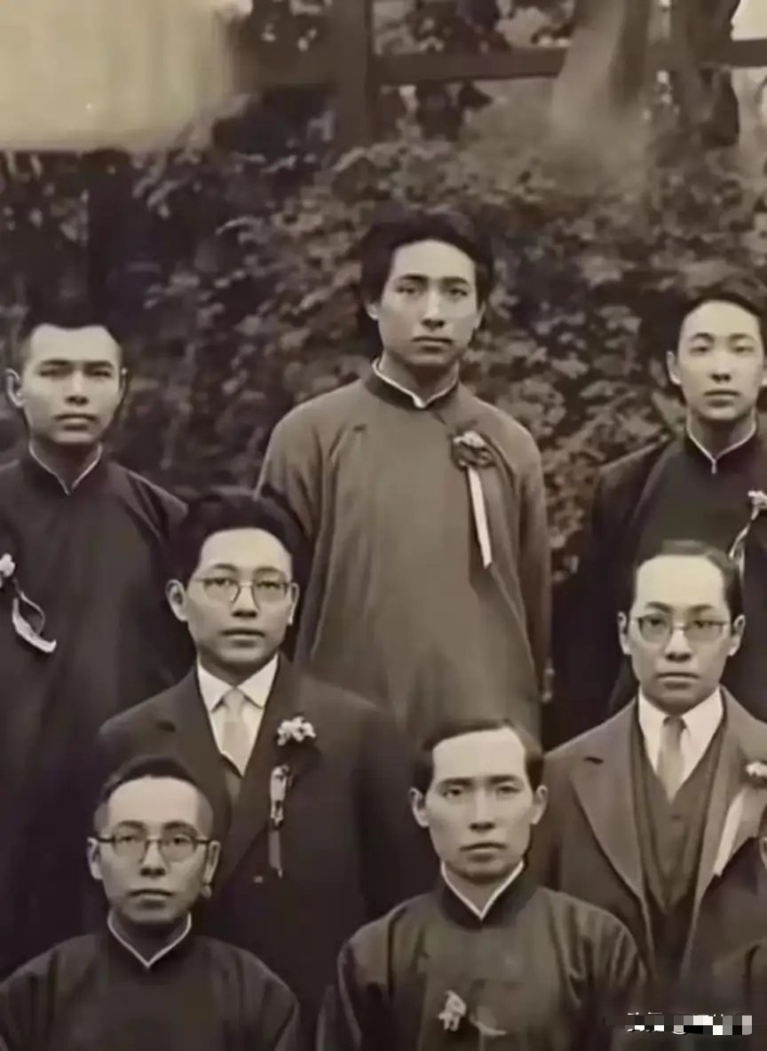 这是毛主席年轻时的罕见照片，真是玉树临风，气宇不凡！太帅了！