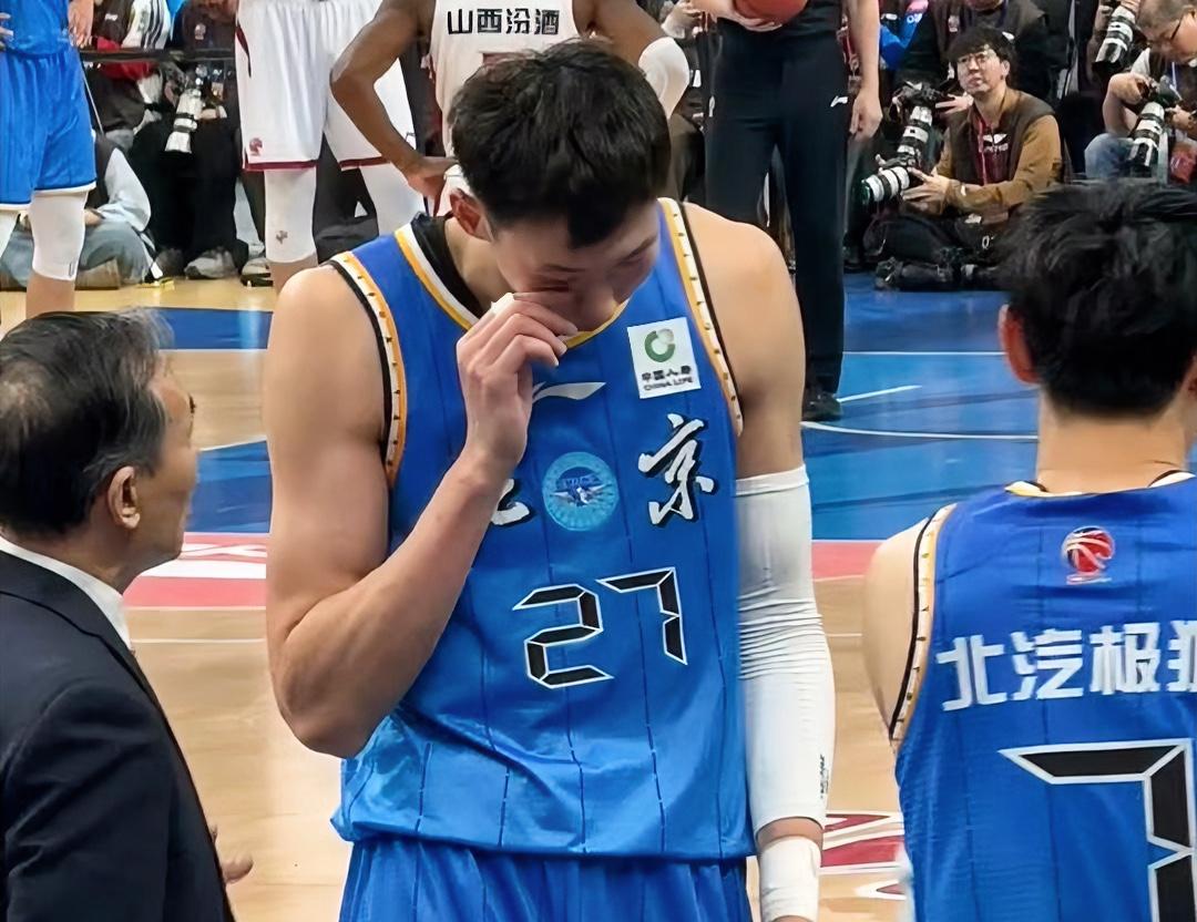 赵睿：琦哥，你这是真伤还是假伤啊？还是你眼馋我在场下休息啊？？？周琦：你没看到