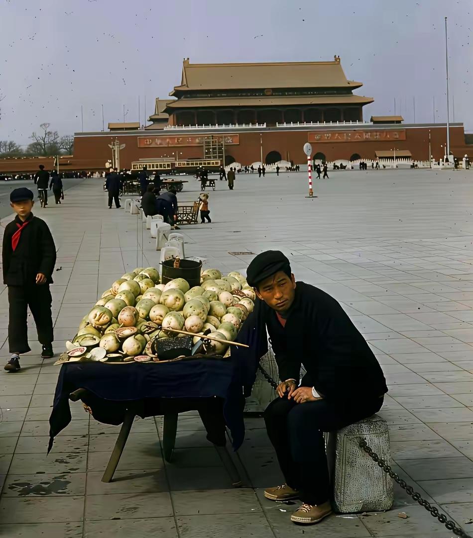 老照片欣赏：当年能到天安门广场去卖萝卜的人，估计可不是一般的乡下小贩，肯定是在城