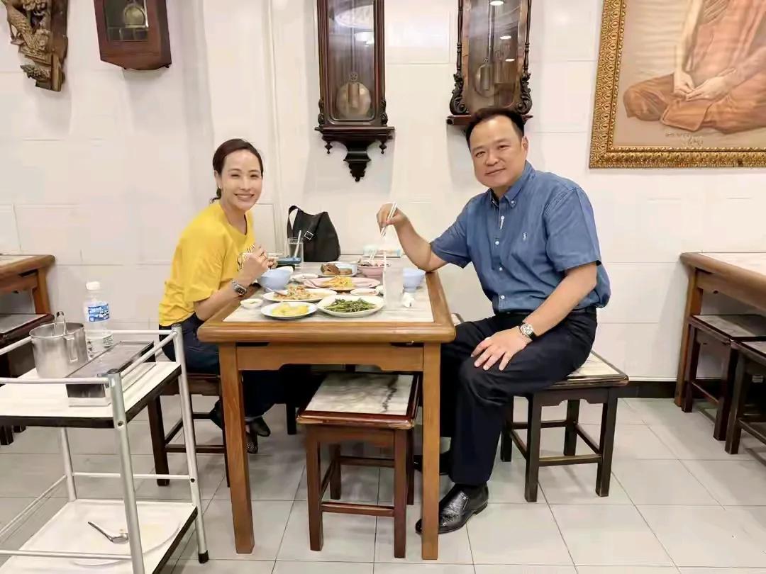 曾经从事餐饮行业的妻子还秀色可餐，阿努廷和妻子吃饭应该很香。话说，想抓住男人的心