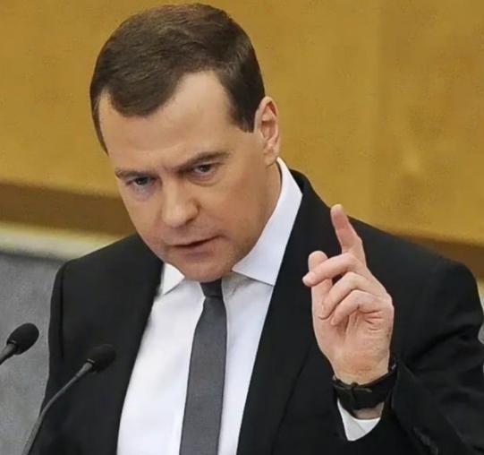 梅德韦杰夫：一旦战败，就用核弹攻击4个国家，让世界进入末日，将动用战略核武器针对