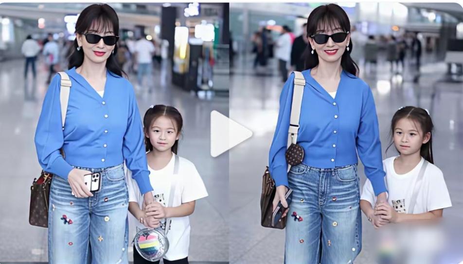 赵雅芝手牵调皮可爱孙女现身机场！祖孙同框超有爱！