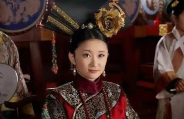 康熙喝完进贡的碧螺春茶，兴奋得睡不着。半夜，宫女小万服侍康熙躺下，正起身离开。谁