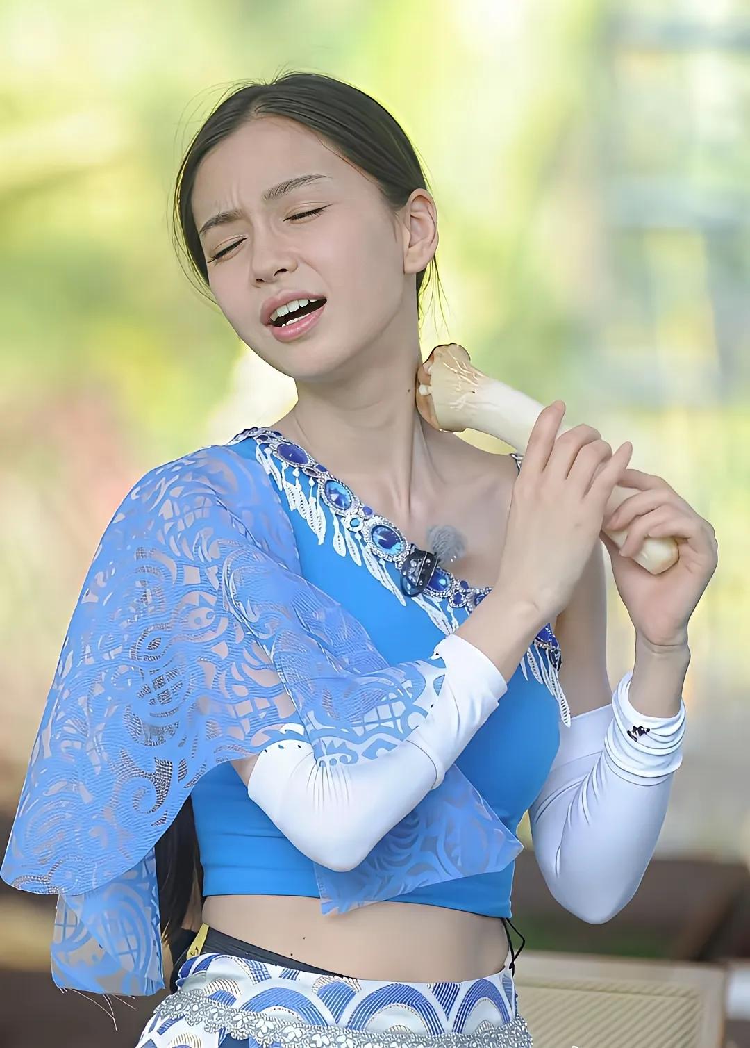 杨颖要是在剧中有在统艺里这一半的演技，估计也不会被吐槽得那么惨了。画面中，杨颖