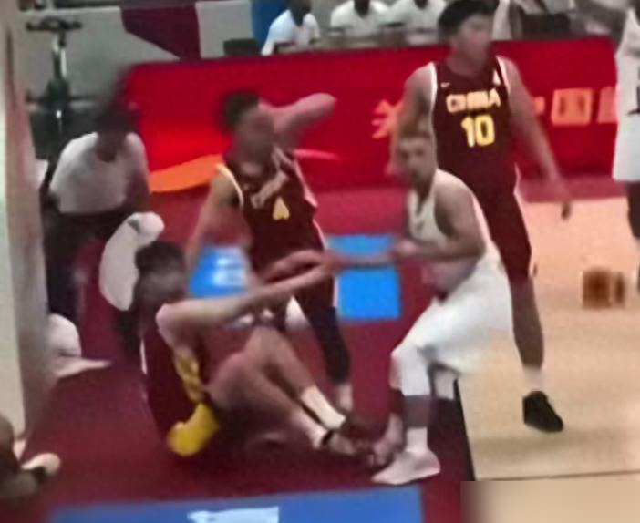 16岁赞助商之子砸球砸杨瀚森，批评教育引争议，特权与法盲之痛