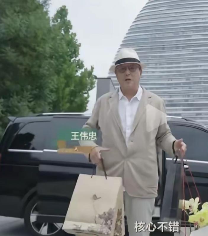 王伟忠最近的节目又让人看不透了。新更的《伟忠哥来串门》里，他去《藏海传》制作