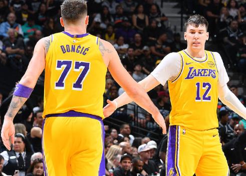 湖人被国王打停的原因，浪投三分！北京时间1月13日，湖人与国王的比赛来到首节3