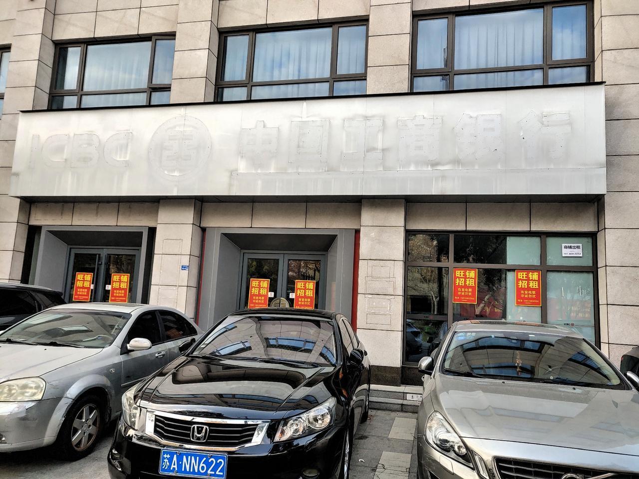 以前，看到一篇文章，说如果哪一天，看到银行关门，开发商跳楼，房地产市场就要回温了