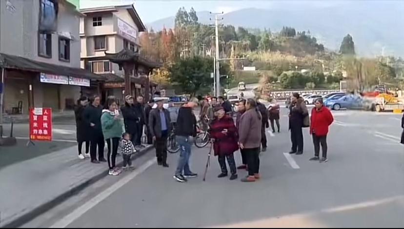 五个儿子不管老太太，好多年了一直住外甥家里，时间久了老婆有意见，外甥找舅舅沟通，