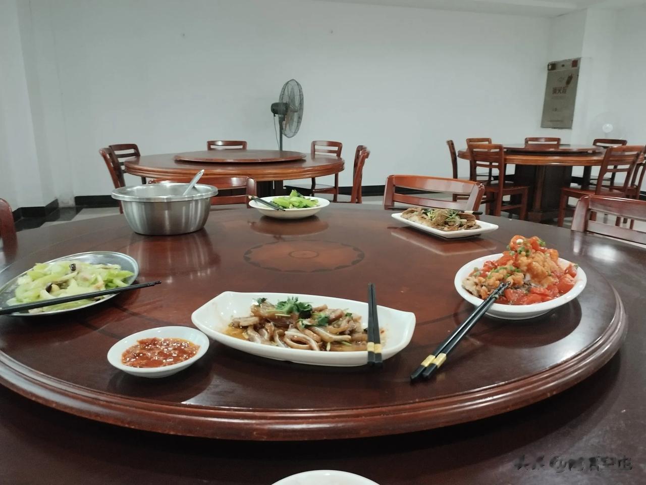 前面我头条发了何家劲工厂食常的伙食，说这个伙食很普通很一般，结果很多网友留言说我