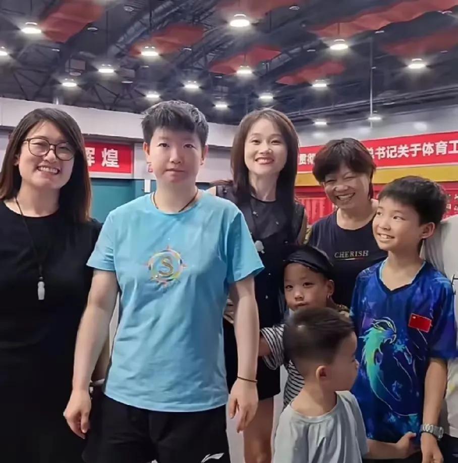 这一大家子是谁啊？能够进入体总训练馆，还与莎莎合影真是太幸福了！[兔
