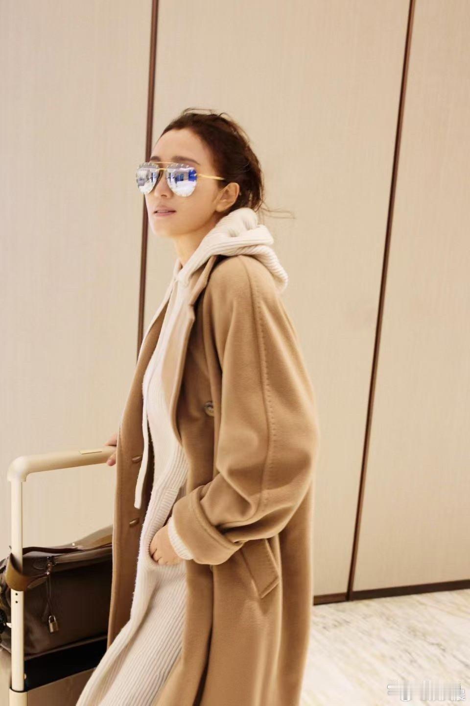 巩俐换风格直接美出新高度！驼色大衣搭配连帽针织裙，气质大变样，时髦休闲又透着高级