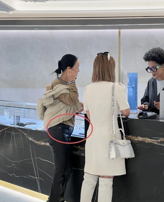 58岁那英在伦敦陪女儿，穿紧身皮裤买珠宝小肚子藏不住，还跟店员讲价，网友：天后咋