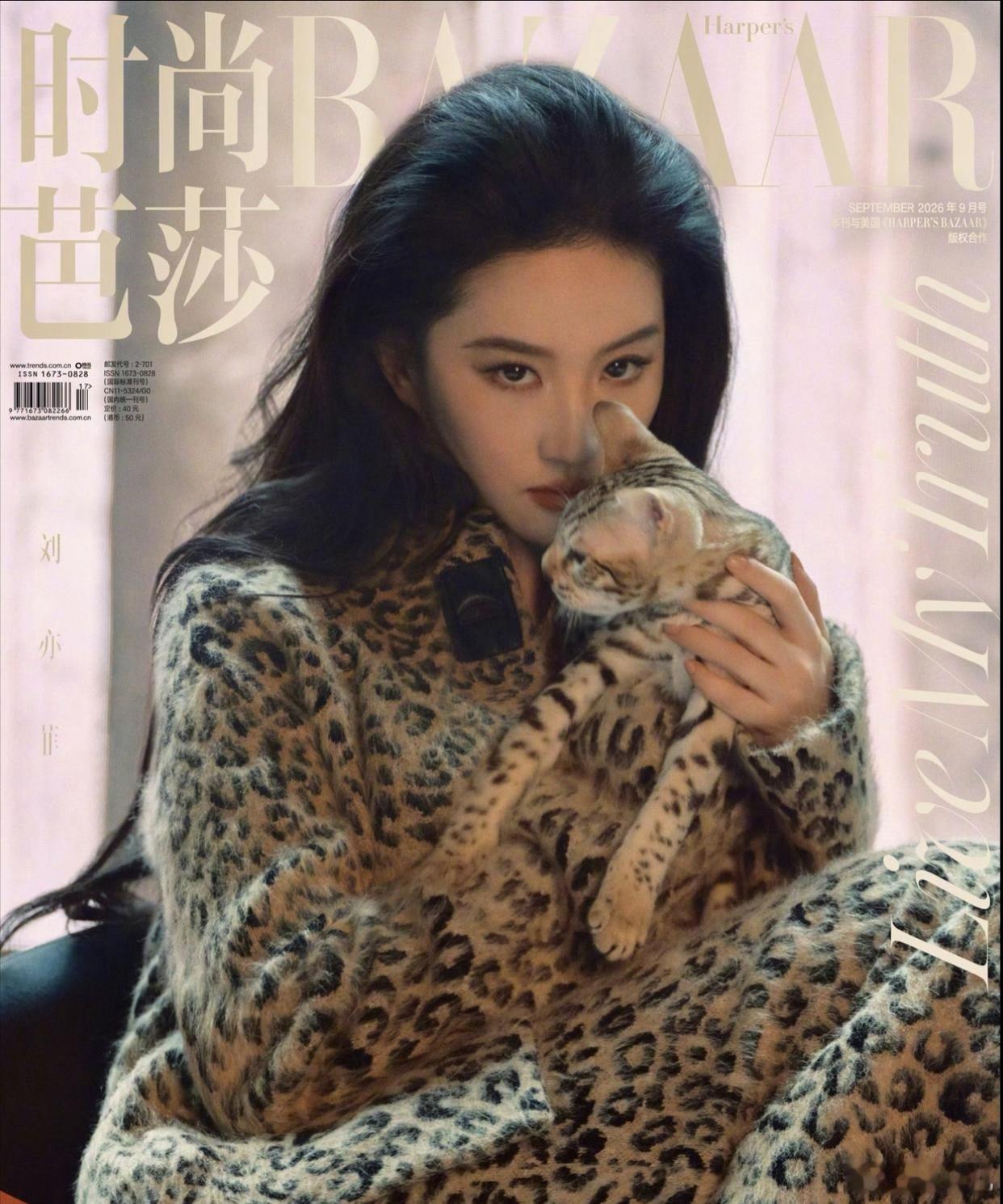 1.赵丽颖的私服都是休闲装，没有造型，舒服为主，女艺人没有造型师其实也都是乱穿衣