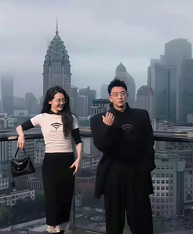 郑恺穿的这一身，老婆苗苗都忍不住要笑[捂脸哭]​​​