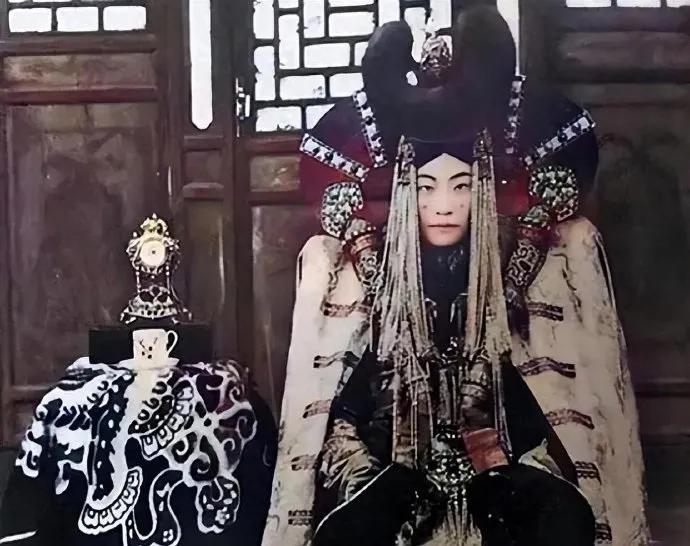 1938年，斯大林处决蒙古国末代皇后格嫩皮勒，她换上盛装从容赴死，年仅33岁。时