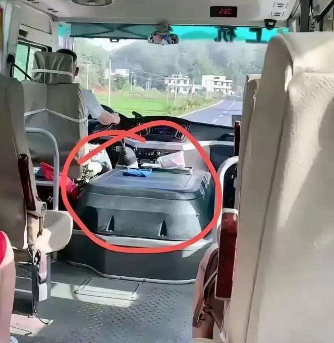 只知道这里能坐人，不知道这里到底是干嘛用的