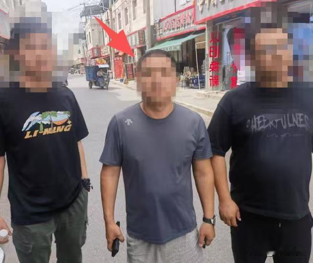 武汉，一男子其貌不扬还是个秃顶，竟然还有女人看上他，二人见面就去开房约会。原来，
