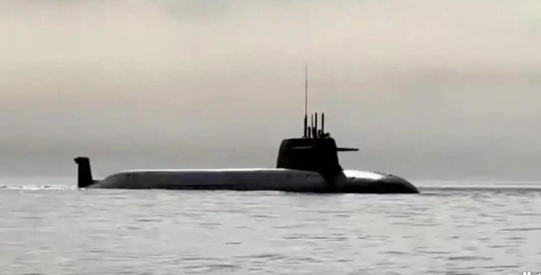 实话实说,中国最新批次的093B攻击型核潜艇,浑然一体的流线型艇体设计,流畅度极